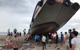 Kinh hãi cảnh tàu khách vắt vẻo trên đê lấn biển khi tránh bão