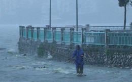 Ảnh: Dân Thủ đô vác cần ra Hồ Tây câu cá giữa trời mưa dông, gió giật