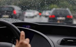 Những nguyên tắc vàng khi lái xe dưới trời mưa bão