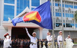 Lào thượng cờ kỷ niệm 52 năm Ngày thành lập ASEAN