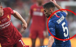 Siêu cúp châu Âu: Tiền vệ Chelsea tung tăng thi đấu mà không biết mình đang cosplay người khác vì sai sót của nhân viên in áo