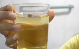 Thầy giáo Thái Lan lén pha nước tiểu của mình giả làm "nước thánh" rồi ép 30 học sinh uống để... chữa bệnh