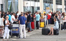 Đi nhầm cửa khiến 130 chuyến bay bị hủy, hành khách đã bị bắt