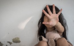 Bé gái 8 tuổi bị nam sinh 11 tuổi cưỡng bức trong nhà vệ sinh, bức xúc nhất là thái độ của cảnh sát và giáo viên trước vụ việc