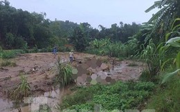 Lũ về bất chợt cuốn trôi hai vợ chồng cùng bé trai 8 tuổi