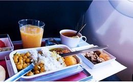 Vì sao đồ ăn trên máy bay có vị khác thường?