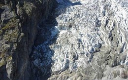 Cảnh báo nguy cơ đổ sụp của núi băng Mont Blanc