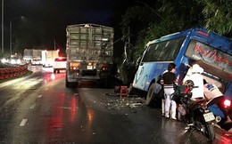 Xe khách tông vào vách đèo Bảo Lộc, hàng chục người hoảng loạn