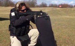Người phụ nữ Israel khai hỏa súng carbine hộp tiếp đạn kép tại CH Séc