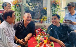 Xúc động hình ảnh Quyền Linh cùng bạn bè đến thăm mộ nhân 23 năm ngày mất của Lê Công Tuấn Anh