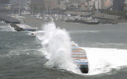 Những hình ảnh thể hiện sức tàn phá kinh khủng của siêu bão Hagibis khi nó còn chưa chính thức đổ bộ vào Nhật Bản