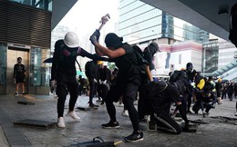 Trung Quốc cấm vận chuyển quần áo màu đen tới Hong Kong