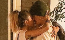 Miley Cyrus lần đầu công khai khoá môi Cody Simpson trước bàn dân thiên hạ, dính tình trẻ như hình với bóng
