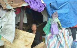 Xót thương cụ bà nhường căn phòng 3m2 cho con trai rồi sống một mình trong "nhà rác" sau chợ Long Biên