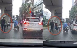 Clip cô gái làm rớt xấp tiền ra đường Hà Nội, 2 cụ ông tham lam lao tới nhặt rồi bỏ đi