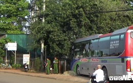 Xe khách lao vào nhà dân, gần 20 hành khách thoát chết trong gang tấc