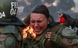 Nữ đặc nhiệm Chile bị ném bom xăng, gào thét đau đớn