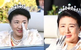 Khoảnh khắc Hoàng hậu Masako đôi mắt đỏ hoe, lén lau nước mắt khi diễu hành trước dân chúng trở thành tâm điểm chú ý