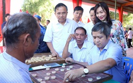 Chủ tịch Hà Tĩnh chơi cờ tướng với dân trong ngày hội Đại đoàn kết