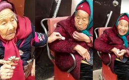 Khoảnh khắc mẹ già 107 tuổi chia kẹo cho con gái 84 tuổi khiến hàng triệu trái tim thổn thức