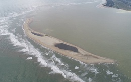 Đảo cát khổng lồ nổi lên giữa biển Cửa Đại giảm 1,5ha