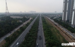 Ảnh: Công nhân xén dải phân cách, mở rộng đường gom Đại lộ Thăng Long