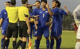 Cầu thủ Thái Lan quát trọng tài: "Ông là người Việt Nam đúng không?"