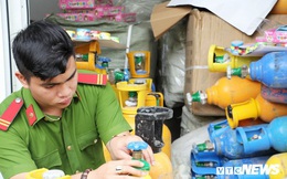 Bắt xe tải chở 78 bình 'khí cười' cung cấp cho vũ trường ở Đà Nẵng