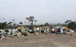 Kinh hoàng những bãi rác "khổng lồ" nằm ngay trên đê chống lũ