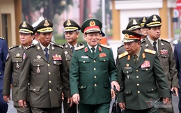 Phút tản bộ của Đại tướng Ngô Xuân Lịch với Bộ trưởng Quốc phòng 2 nước