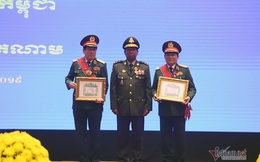 Bộ trưởng Ngô Xuân Lịch nhận 2 huân chương cao quý