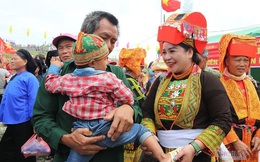Đám cưới Lạng Sơn, chú rể vái lạy hơn 300 lần, cô dâu thay áo giữa đường