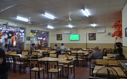 Sợ bị phạt nồng độ cồn, người hâm mộ bỏ quán nhậu, đổ đến cafe xem trận Việt Nam - UAE