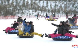 24h qua ảnh: Người dân Triều Tiên vui chơi trong khu nghỉ dưỡng