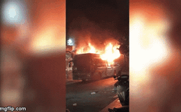 Clip: Xe khách bốc cháy dữ đội giữa phố Sài Gòn khiến nhiều người hoảng sợ