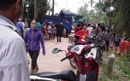 Xe tải lùi cán chết 1 học sinh tiểu học, người dân vây giữ hiện trường