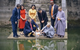 Đại sứ Mỹ thả cá chép tiễn ông Táo, chúc mừng năm mới bằng tiếng Việt
