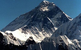 Cảnh quan đỉnh Everest thay đổi bất thường do biến đổi khí hậu