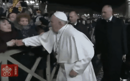 Giáo hoàng Francis xin lỗi vì tạo ra "hình ảnh xấu" khi đập tay nữ tín đồ quá khích