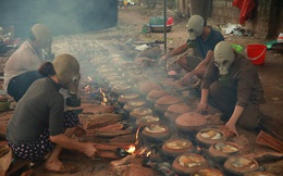 Người làng Vũ Đại đeo mặt nạ, xuyên đêm nấu cá kho bạc triệu phục vụ Tết cổ truyền
