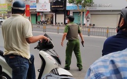 Đang vây bắt kẻ nghi ngáo đá cầm lựu đạn cố thủ gần Ngân hàng Đông Á ở Sài Gòn