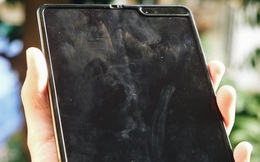 Dùng Galaxy Fold không dán màn hình: Chiếc máy của tôi xước ra sao?