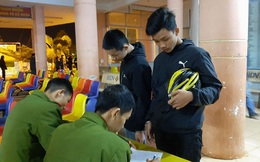 Hai nhóm học sinh THPT mang nhiều vũ khí chuẩn bị "hỗn chiến" vì nợ mấy trăm ngàn đồng