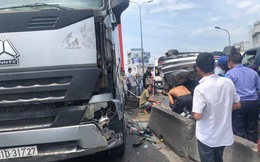 Bị xe container tông lật nhào trên cầu, 3 người ngồi trong ô tô con bò ra ngoài kêu cứu ở Sài Gòn