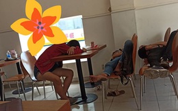 Vừa bước vào cửa hàng tiện lợi, cô gái đã "đỏ mặt" quay đi vì dáng nằm xấu xí của nhóm thanh niên
