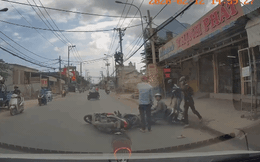 Tên cướp rút dao, xịt hơi cay "nạt" nạn nhân và người đi đường để đồng bọn quây xe giải cứu