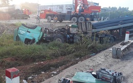Hành khách hoảng loạn khi xe khách và xe container va chạm,  tài xế vội trùm mền kín biển số