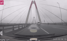 Clip: Chiếc taxi khiến các phương tiện trên cầu Nhật Tân chiều nay kinh sợ vì hành động liều lĩnh