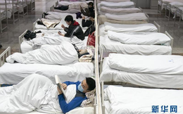 Bệnh viện ca bin di động Vũ Hán tiếp nhận ca bệnh đầu tiên: Bệnh nhân bình thản đọc sách