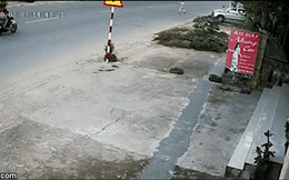 Clip: 2 thanh niên phóng nhanh, vượt ẩu, đâm gãy chân CSGT